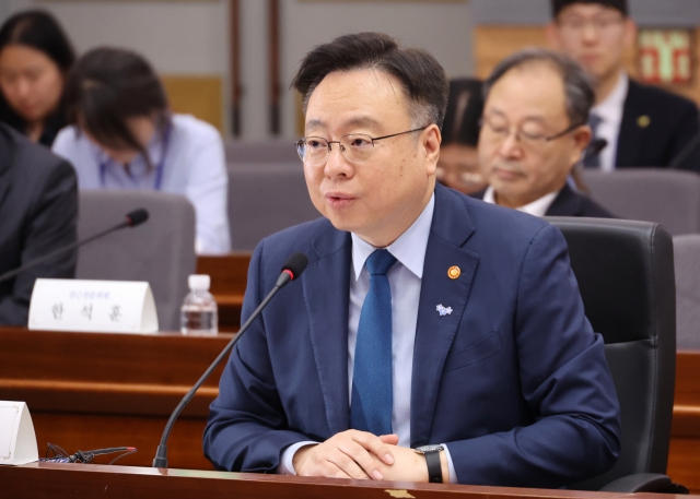 Health Minister Cho Kyoo-hong speaks during the National Pension Service Fund Management Committee held at the government complex in Seoul on Friday. (Yonhap)