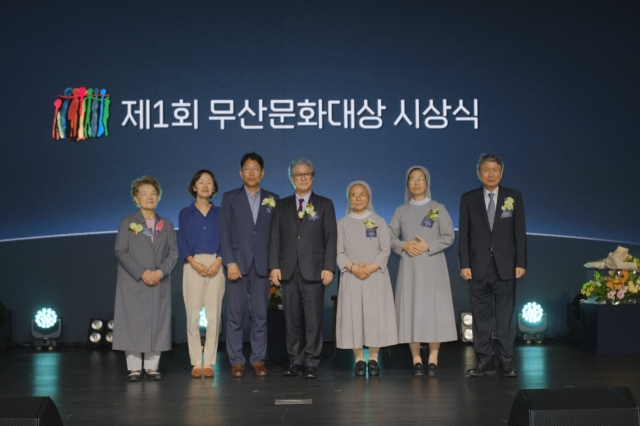 Professor Kwon Young-min (first from right) and poet Shin Dal-ja (first from left) pose with the winners of the Musan Cultural Awards, at the Grand Hyatt Seoul in Yongsan, on Friday. (Manhae Musan Foundation)