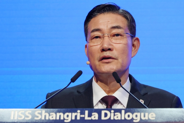 South Korean Minister of National Defense Shin Won-sik delivers his remarks at the plenary session of the International Institute for Strategic Studies Shangri-La Dialogue in Singapore on Saturday. (Yonhap)