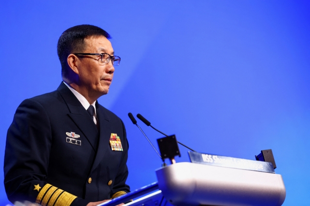 Chinese Defense Minister Dong Jun speaks at the Shangri-la Dialogue in Singapore on Sunday. (Rueters-Yonhap)