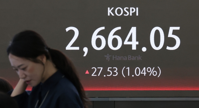 An electronic board showing the Korea Composite Stock Price Index at a dealing room of the Hana Bank headquarters in Seoul on Monday. (Yonhap)