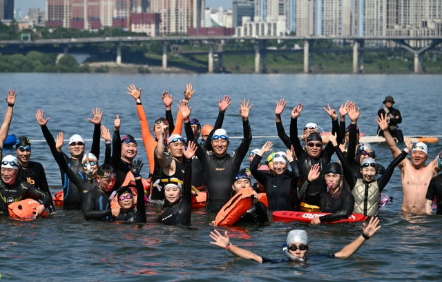 Seoul Mayor Oh Se-hoon poses for a photo with Sium Sium Hangang Triathlon Festival participants at Ttukseom Hangang Park in Gwangjin-gu, Seoul, Sunday. (Yonhap)