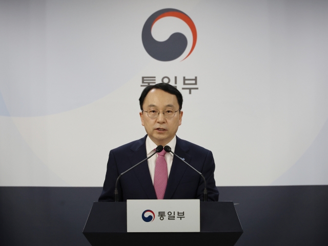 Koo Byung-sam, spokesman for South Korea's Ministry of Unification, speaks during a regular press briefing at the government complex in Seoul, Monday. (Yonhap)