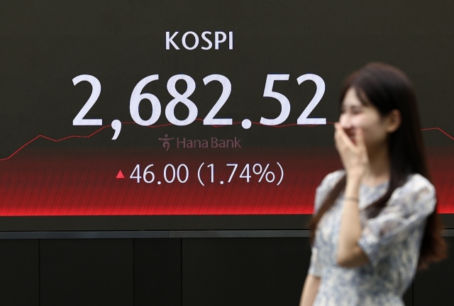 An electronic board showing the Korea Composite Stock Price Index at a dealing room of the Hana Bank headquarters in Seoul on Monday. (Yonhap)