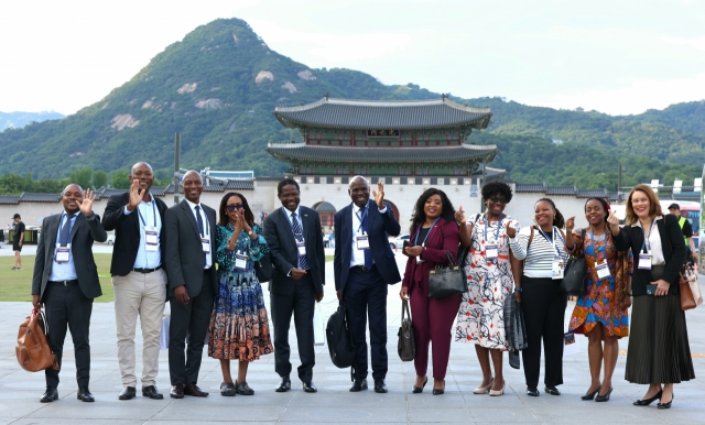 Participants of the 2024 Korea-Africa Tourism Forum, held on the sidelines of the 2024 Korea-Africa Summit, pose for a photo against the backdrop of the main palace, Gyeongbokgung, in Seoul on Monday. (Culture Ministry)