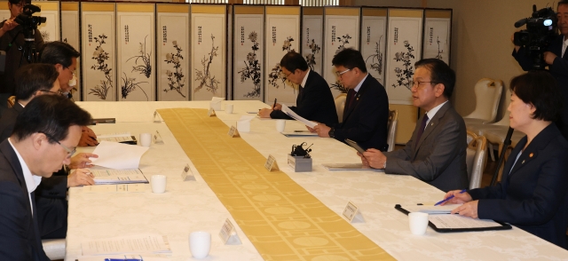 Finance Minister Choi Sang-mok (2nd from Right) speaks during a prices-related ministers' meeting in Seoul. (Yonhap)