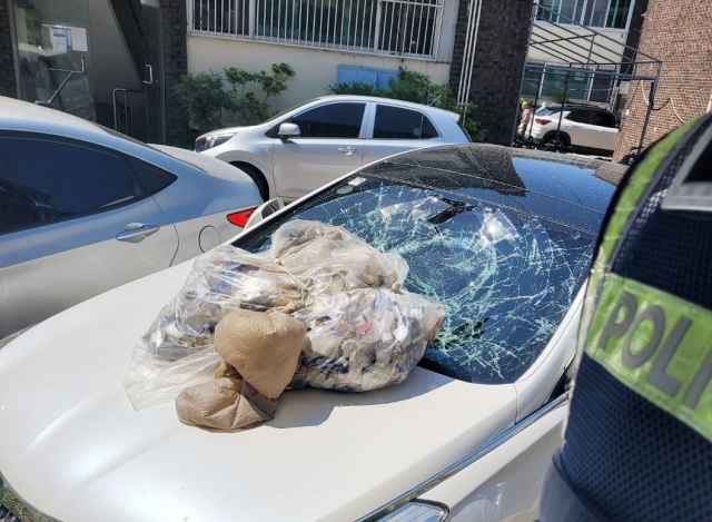 A car's windshield destroyed by a North Korean balloon carrying trash on Sunday (Gyeonggi Nambu Provincial Police)