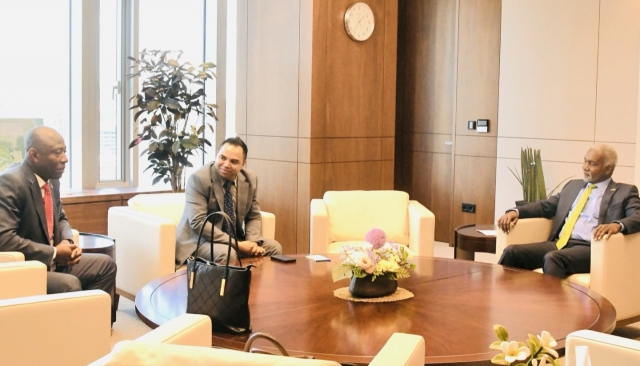 Nigerian Foreign Minister Yusuf Tuggar( first from right) and Ferdinand O. Nwonye(first from left), charge d'affaires a.i. at the Nigerian Embassy in Seoul interact with with The Korea Herald at Euljiro-gu, Seoul on Monday.(Nigerian Embassy in Seoul)