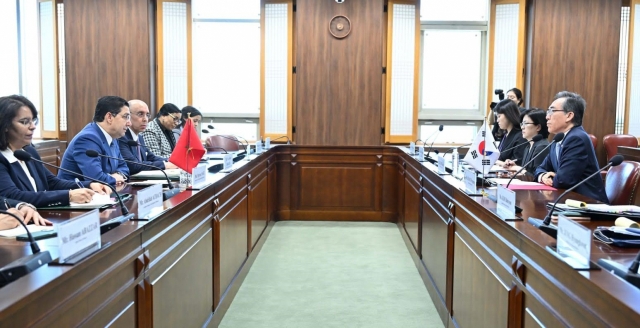 Morocco’s Foreign Minister, Nasser Bourita, and South Korean Foreign Minister Cho Tae-yul hold talks in Seoul on Sunday. (Embassy of Morocco in Seoul)