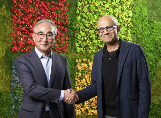 KT Corp. CEO Kim Young-shub (left) and Microsoft CEO Satya Nadella shake hands after signing a strategic partnership at the US tech giant's headquarters in Redmond, Washington, Monday. (KT Corp.)