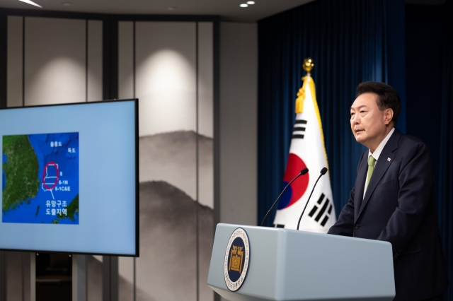 President Yoon Suk Yeol speaks in a press briefing over the potential of vast oil and gas deposits in the East Sea at the presidential office in Seoul on Monday. (Yonhap)