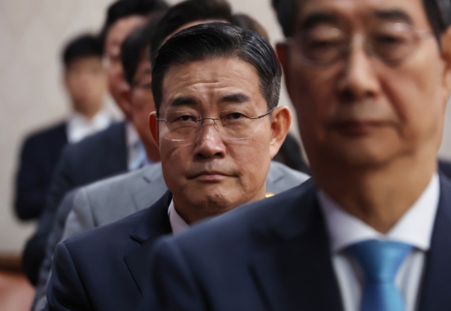 Minister of National Defense Shin Won-sik (center) arrives for a Cabinet meeting on Tuesday. (Yonhap)