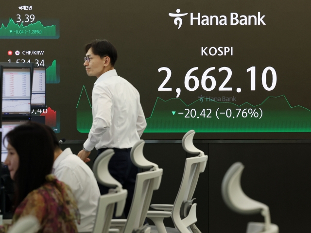 An electronic board showing the Korea Composite Stock Price Index at a dealing room of the Hana Bank headquarters in Seoul on Tuesday. (Yonhap)