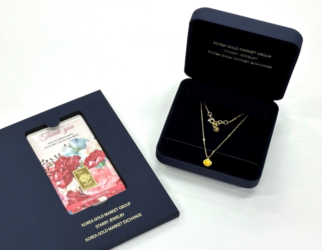 Credit card-shaped gold bars and gold necklaces are sold at local GS25 convenience stores. (GS25)