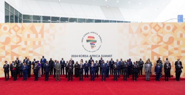 South Korean President Yoon Suk Yeol (ninth from left in the front row) poses for a photo with African leaders at the 2024 South Korea-Africa Summit held at Korea International Exhibition Center in Goyang, Gyeonggi Province, Tuesday. (From left in first row) Madagascar President Andry Rajoelina; Zimbabwean President Emmerson Dambudzo Mnangagwa; Comorian President Azali Assoumani; Mozambican President Filipe Nyusi; Togolese President Faure Essozimna Gnassingbé; Eritrean President Isaias Afwerki; King Mswati III of Eswatini; Mauritanian President Mohamed Ould Ghazouani; Yoon; African Union Commission chair Moussa Faki Mahamat; Equatorial Guinea President Teodoro Obiang Nguema Mbasogo; Rwanda president Paul Kagame; Côte d'Ivoire President Alassane Ouattara; Central African Republic President Faustin-Archange Touadéra; Ghanaian President Nana Akufo-Addo; Botswana President Mokgweetsi Masisi; and Sierra Leonean President Julius Maada Bio. (From left in the middle row) Speaker of the House of Representatives of Morocco Rachid Talbi Alami; Somalian Prime Minister Hamza Abdi Barre; Benin’s Vice President Mariam Chabi Talata; Djiboutian Prime Minister Abdoulkader Kamil Mohamed; Lesotho Prime Minister Ntsokoane Sam Matekane; Cabo Verdean President José Maria Neves; Tanzanian President Samia Suluhu Hassan; Guinea-Bissau President Umaro Sissoco Embaló; Mauritius President Prithvirajsing Roopun; Seychelles President Wavel Ramkalawan; São Tomé and Príncipe President Carlos Vila Nova; Kenyan President William Ruto; Liberian President Joseph Boakai; Malawian Vice President Saulos Klaus Chilima; Ugandan Vice President Jessica Alupo Epel; Tunisian Foreign Minister Nabil Ammar; and Libyan Presidential Council Vice President Musa Al-Koni. (From left in the third row) African Continental Free Trade Area Secretary-General Wamkele Keabetswe Mene; Democratic Republic of Congo Ambassador to South Korea Atoki Ileka; Burundi Ambassador to China Télesphore Irambona, South Sudan Foreign Minister Ramadan Mohamed Abdallah Goc; Namibian International relations minister Peya Mushelenga; Nigerian Foreign Minister Yusuf Tuggar; Algerian Foreign Minister Ahmed Attaf; Egypt's Minister of International Cooperation Rania Al-Mashat; Cameroonian Foreign Minister Lejeune Mbella Mbella; Gambian Foreign Minister Mamadou Tangara; Congolese Minister of International Cooperation Denis Christel Sassou Nguesso; Angola's Minister of State for Economic Coordination Jose de Lima Massano; Chadian presidency's secretary general Mahamat Ahmat Alhabo; Senegalese Foreign Minister Yacine Fall; Zambia's acting Foreign Minister Mulambo Haimbe; South African Ambassador to Korea Zenani Nosizwe Dlamini; African Development Bank President Akinwumi Adesina; and Raji Tajudeen, the acting deputy director-general of the Africa Centres for Disease Control and Prevention. (Yonhap)