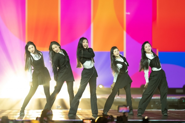 K-pop girl band NewJeans performs at KCON 2022 Saudi Arabia, at Boulevard Riyadh City on Oct. 1, 2022. (CJ ENM)