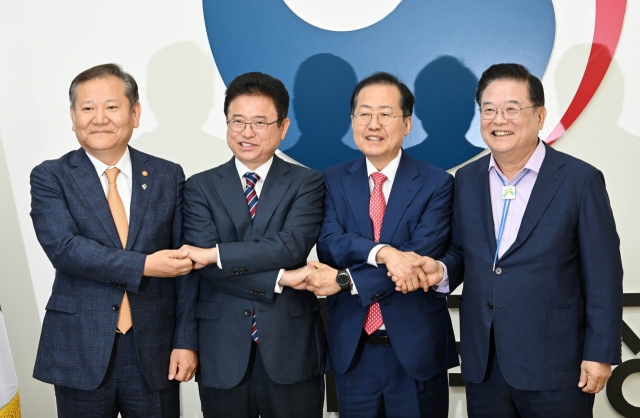 (From left) Interior Minister Lee Sang-min (first from left) poses with North Gyeongsang Province Governor Lee Cheol-woo, Daegu Mayor Hong Joon-pyo and Presidential Committee for Balanced National Development Chairman Woo Dong-gi during a press conference on the envisioned integrated provincial government of North Gyeongsang Province and Daegu held at the government complex in Seoul on Tuesday. (Yonhap)