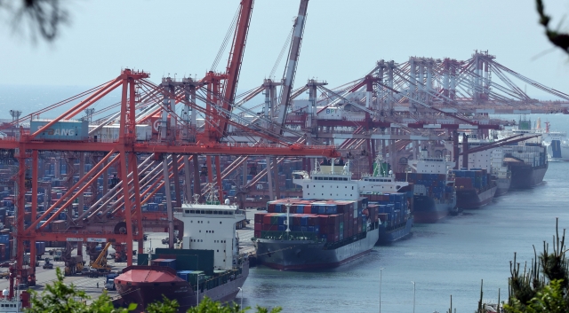 A port in South Korea's southeastern city of Busan on May 21. (Newsis)