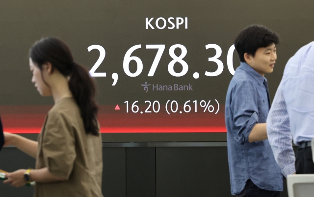 An electronic board showing the Korea Composite Stock Price Index at a dealing room of the Hana Bank headquarters in Seoul on Wednesday. (Yonhap)