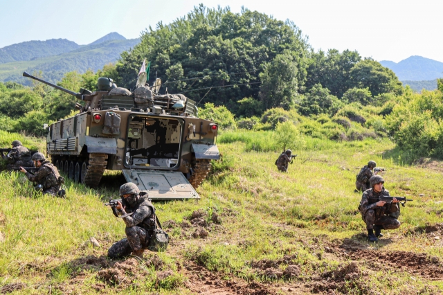 Mechanized reserve forces of the Army's 11th Infantry Division participate in a drill in Hongcheon, 98 kilometers east of Seoul on Thursday. (Army's 11th Infantry Division)