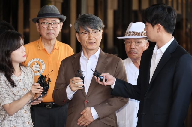 Korean American pastor Choi Jae-young enters the Seoul Central District Prosecutors Office in southern Seoul on Friday. (Yonhap)