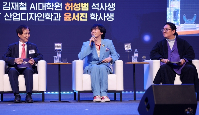 G-Dragon (center) speaks during a panel discussion about the future of entertainment technology at the Innovate Korea forum held at the KAIST campus in Daejeon, Wednesday. (Yonhap)