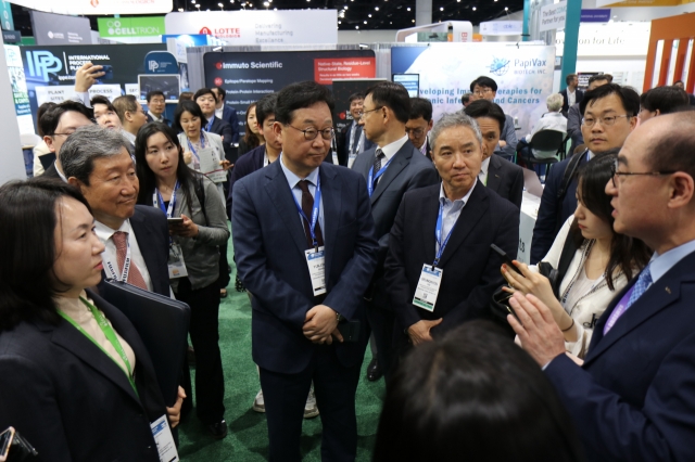 Wang Yun-jong (center left), the third deputy director of the presidential National Security Office, visits theLonza exhibition booth at the Bio USA trade show held in San Diego on Tuesday. (Joint Press Corps)