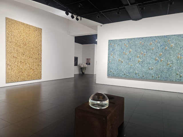 An installation view of “Beyond Iridescence” at Gallery Hyundai in Seoul (Park Yuna/The Korea Herald)