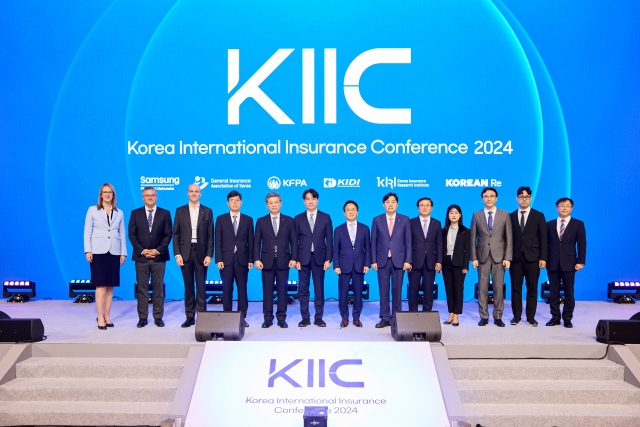 Samsung Fire & Marine Insurance CEO Lee Mun-hwa (center) poses for a picture during the Korea International Insurance Conference held at the Mohegan Inspire Resort in Yeongjongdo, Incheon, on Wednesday. (Samsung Fire & Marine Insurance)