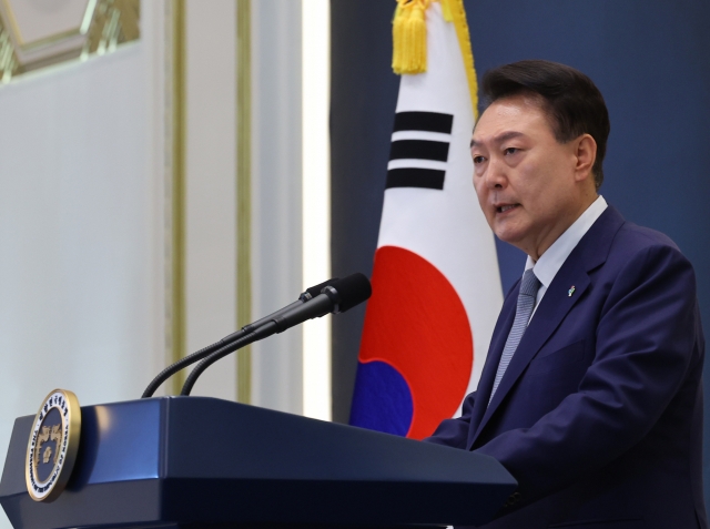 South Korean President Yoon Suk Yeol speaks at the Memorial Day ceremony held at the Seoul National Cemetery on Thursday. (Yonhap)