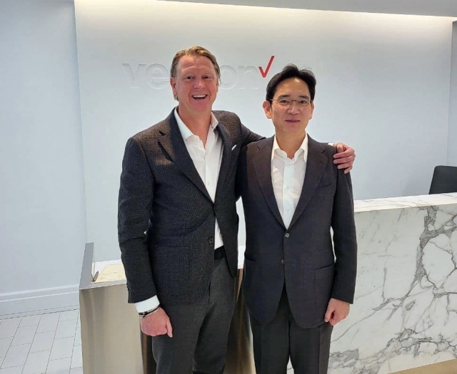 Samsung Electronics Chairman Lee Jae-yong (right) and Verizon Communications CEO Hans Vestberg pose for a photo after their meeting at Verizon headquarters in New York City on Nov. 18, 2021. (Samsung Electronics)