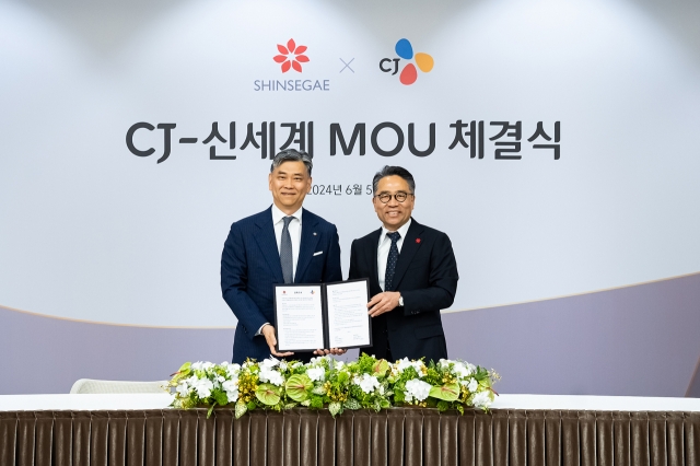 CJ Corporation CEO Kim Hong-ki (left) and Shinsegae Property and Josun Hotels & Resorts CEO Im Young-rok pose for a photo at a signing ceremony held at CJ HumanVille, Seoul, Wednesday. (CJ Group)