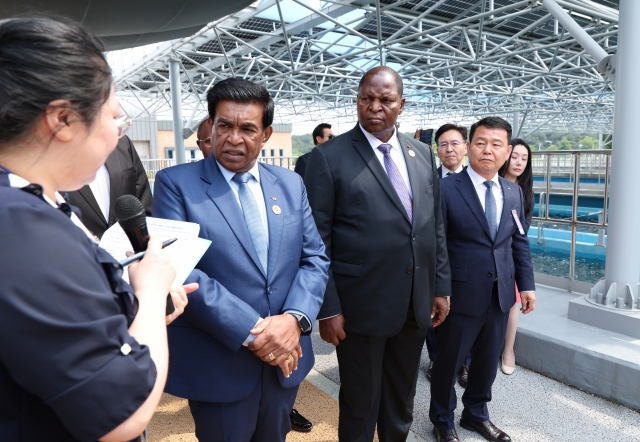 A K-water employee briefs on the company's artificial intelligence-powered water purification plant in Hwaseong, Gyeonggi Province, to Mauritius President Prithvirajsing Roopun (second from left), Central African Republic President Faustin-Archange Touadera (third from left) and K-water CEO Yun Seog-dae. (K-Water)