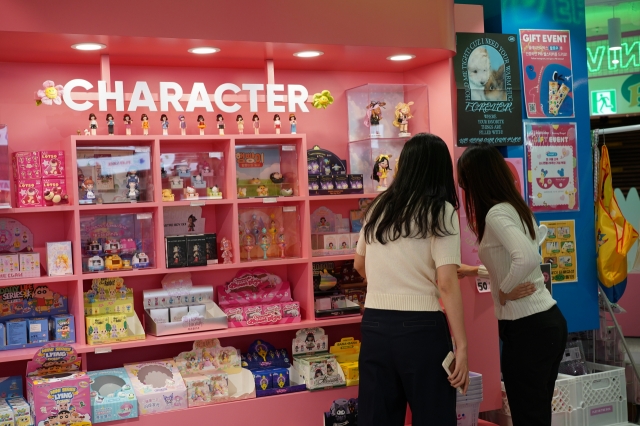 Visitors look around character-themed merchandise at Play In The Box in Gangnam-gu, southern Seoul. (Lee Si-jin/The Korea Herald)