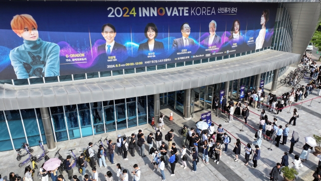 Visitors wait in line to attend the 8th Innovate Korea forum held at the Lyu Keun-chul Sports Complex of Korea Advanced Institute of Science and Technology in Daejeon on Wednesday. (Im Se-jun/The Korea Herald)