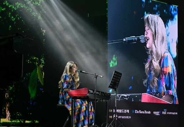 Singer-songwriter and KAIST Ph.D. Park Sae-byul opens the Innovate Korea forum with a performance at the Lyu Keun-chul Sports Complex in Daejeon on Wednesday. (Im Se-jun/ The Korea Herald)