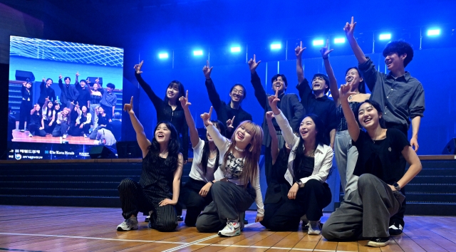 Members of Lunatic, a dance group comprised of KAIST students, perform at the Innovate Korea forum at the KAIST Lyu Keun-chul Sports Complex in Daejeon on Wednesday. (Im Se-jun/The Korea Herald)