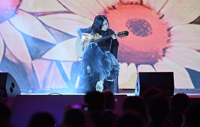 Guitarist Jang Ha-eun at the Innovate Korea forum held at KAIST Lyu Keun-chul Sports Complex in Daejeon on Wednesday (Lee Sang-sub/The Korea Herald)