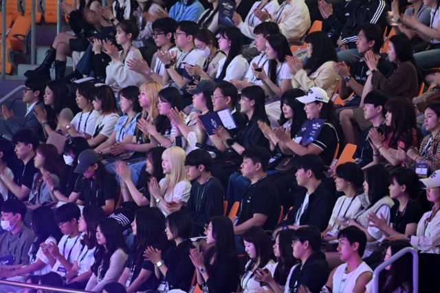 Spectators attend the Innovate Korea forum held at KAIST Lyu Keun-chul Sports Complex in Daejeon on Wednesday. (Park Hae-mook/The Korea Herald)