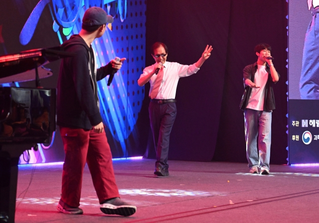 Lee Kwang-hyung (center), president of the Korea Advanced Institute of Science and Technology, performs with KAIST's student hip-hop club during Innovate Korea 2024, held at the university's Lyu Keun-chul Sports Complex in Daejeon, Wednesday. (Im Se-jun/The Korea Herald)