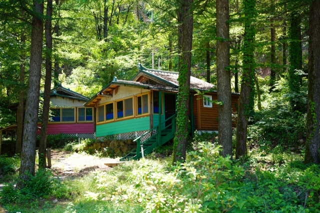 Log cabins at Seolmaejae Natural Recreation Forest (Lee Si-jin/The Korea Herald)