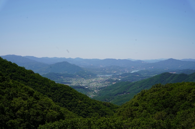 A panoramic view of Yangpyeong County from the observatory deck at Seolmaejae Natural Recreation Forest (Lee Si-jin/The Korea Herald)