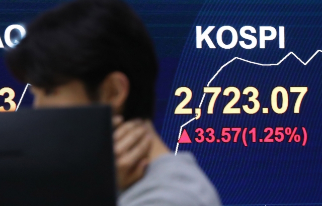 An electronic board showing the Korea Composite Stock Price Index at a dealing room of the Kookmin Bank headquarters in Seoul on Friday. (Newsis)