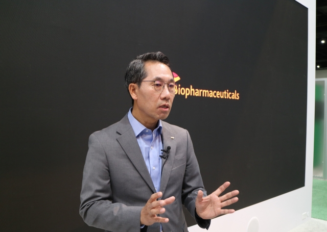 SK Biopharmaceuticals CEO Lee Dong-hoon speaks at the company's booth during the BIO International Convention held in San Diego, California, on Thursday. (SK Biopharmaceuticals)