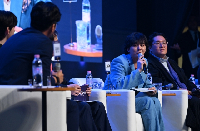 G-Dragon (second from right) speaks at a panel discussion with Galaxy Corp. founder and Chief Happiness Officer Choi Yong-ho (right) at the Innovate Korea forum on the KAIST campus in Daejeon, Wednesday. (Im Se-jun/The Korea Herald)