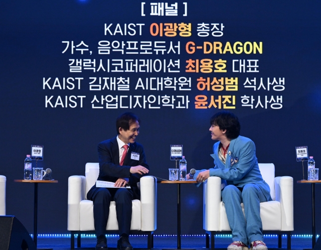 G-Dragon (right) participates in a panel discussion with KAIST President Lee Kwang-hyung at the Innovate Korea forum held at the KAIST campus in Daejeon, Wednesday. (Im Se-jun/The Korea Herald)