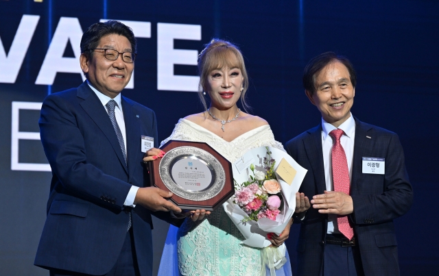 (From left) Herald Corp. President Choi Jin-young, soprano Sumi Jo and KAIST President Lee Kwang-hyung pose for photos after awarding a plaque of appreciation to Jo at Innovate Korea 2024 at the Lyu Keun-chul Sports Complex at KAIST in Yuseong-gu, Daejeon, on June 5. (Im Se-jun/The Korea Herald) receiving a plaque of