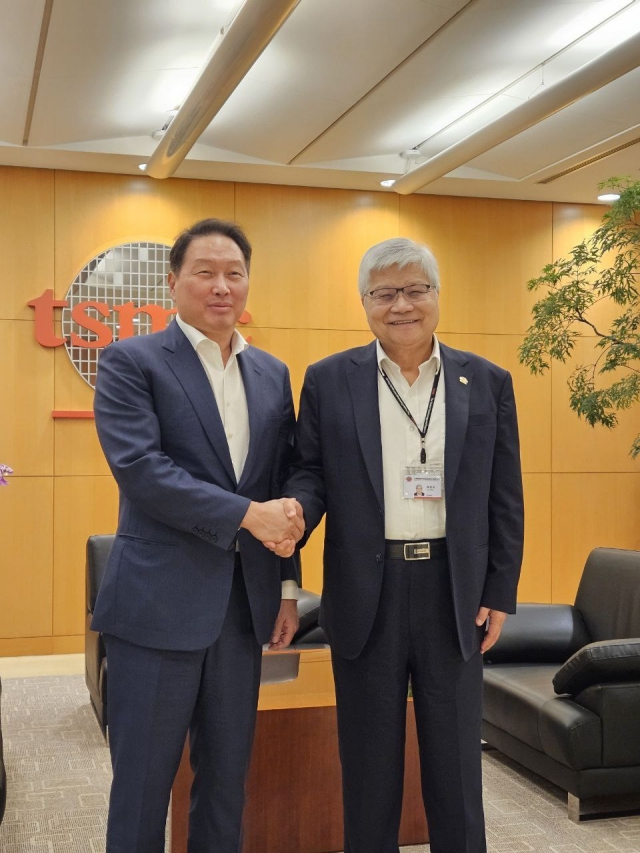 SK Group Chairman Chey Tae-won (left) shakes hands with TSMC Chairman C.C. Wei at TSMC's headquarters in Taipei, Taiwan on Thursday. (SK Supex Council)