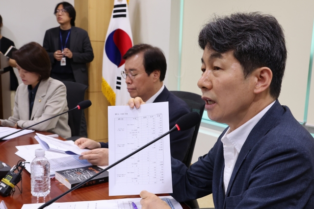 This photo shows Rep. Youn Kun-young (right) of the Democratic Party of Korea speaking at the National Assembly on Friday. (Yonhap)