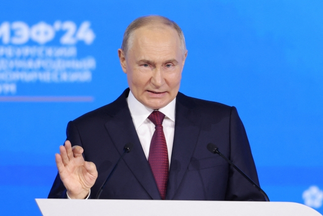 Russian President Vladimir Putin delivers a speech at a plenary session of the St. Petersburg International Economic Forum in Saint Petersburg, Russia on Friday. (Reuters-Yonhap)